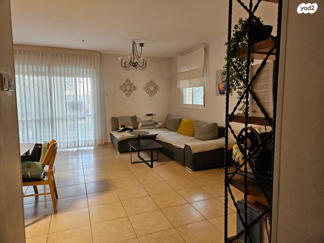 דירת גן, כיכר השונית 4, נופי סלע, מעלה אדומים