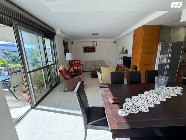 דירה, קרית הפרחים - 2005, רעננה