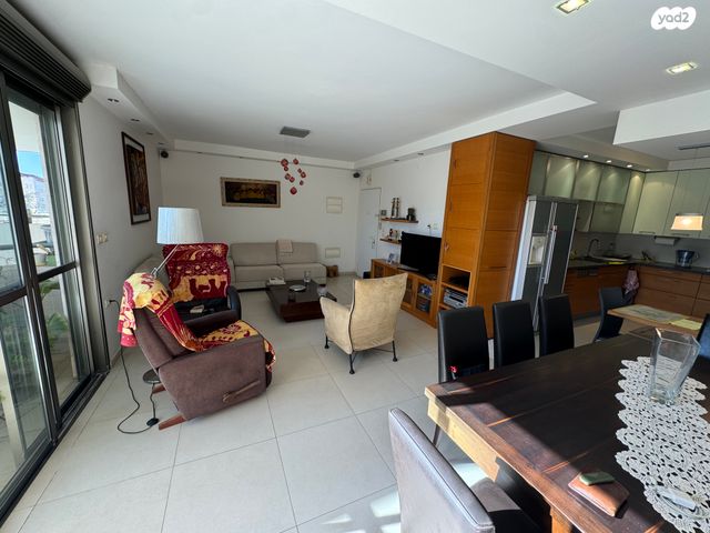 דירה, קרית הפרחים - 2005, רעננה