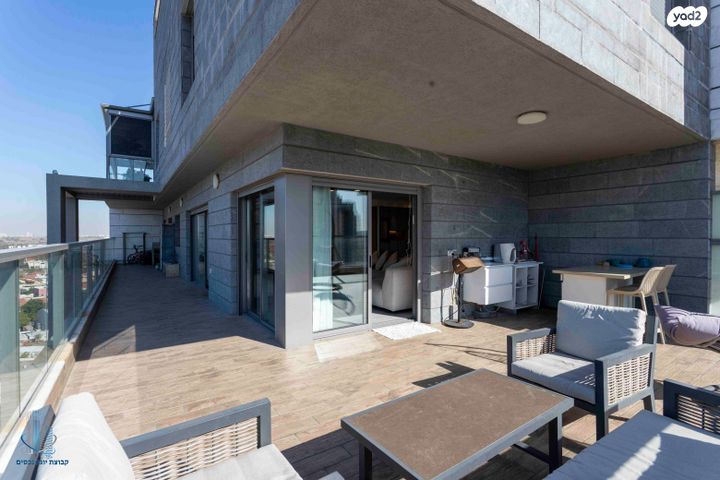 גג/ פנטהאוז, אבן גבירול, רחובות