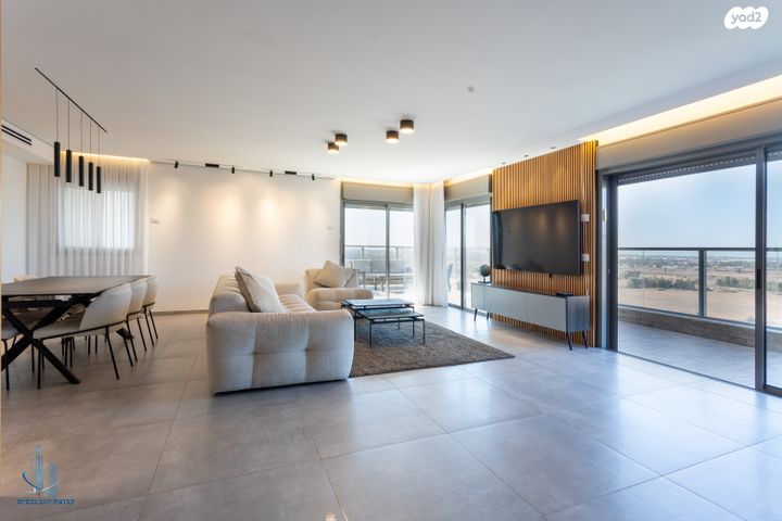 גג/ פנטהאוז, אבן גבירול, רחובות