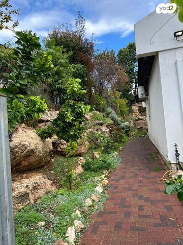 דו משפחתי, כוכב יאיר / צור יגאל