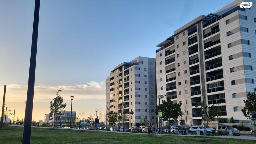 דירה, אהוד מנור, נאות אפק, אפקה, קרית ביאליק