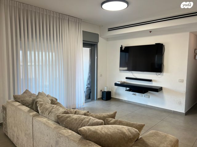 דירה, חרמון, נאות שז"ר, יבנה