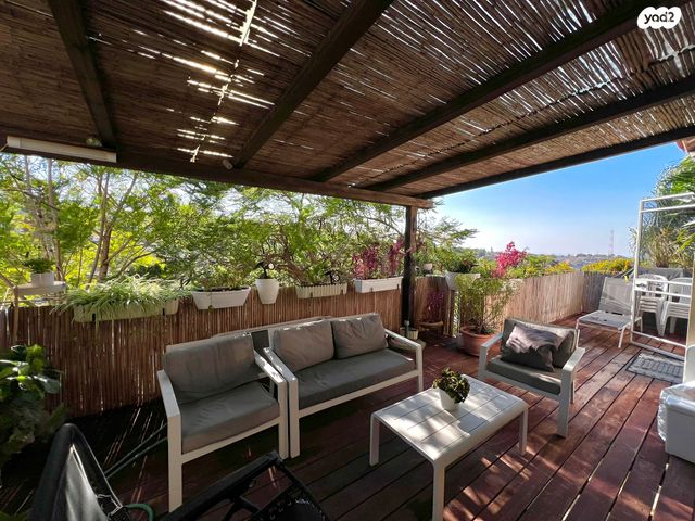 דו משפחתי, איילון, אלפי מנשה