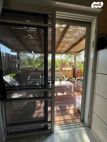 דו משפחתי, איילון, אלפי מנשה