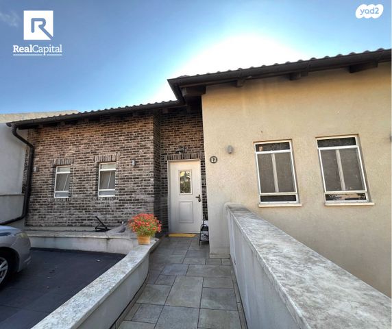 דו משפחתי, איילון, אלפי מנשה