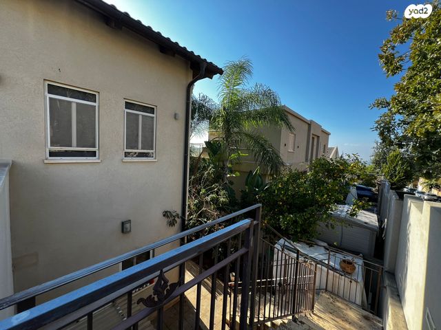 דו משפחתי, איילון, אלפי מנשה