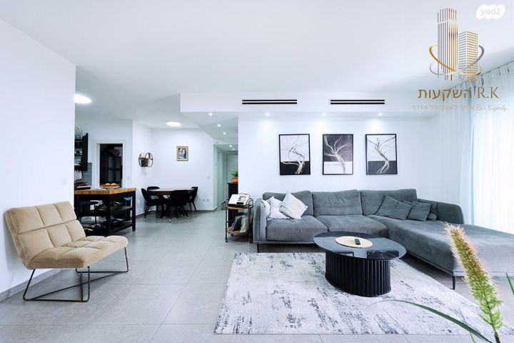 דירה, נעמי שמר, יבנה