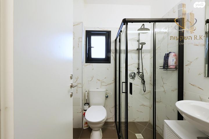 דירה, נעמי שמר, יבנה