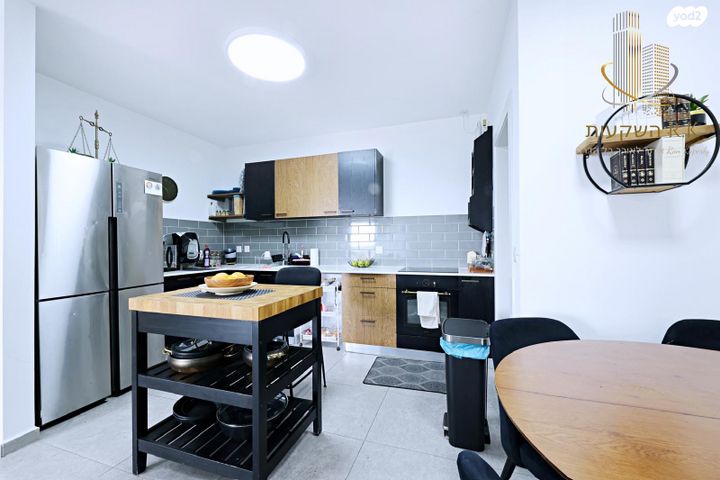 דירה, נעמי שמר, יבנה