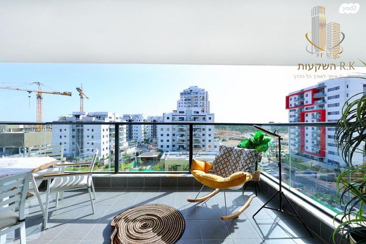 דירה, נעמי שמר, יבנה