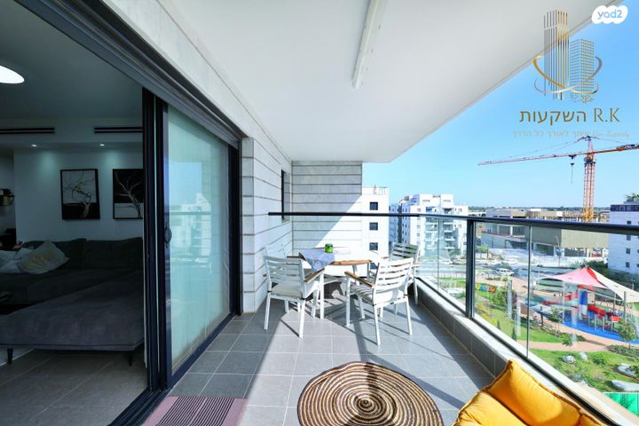 דירה, נעמי שמר, יבנה