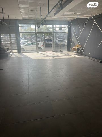 חנויות/ שטח מסחרי