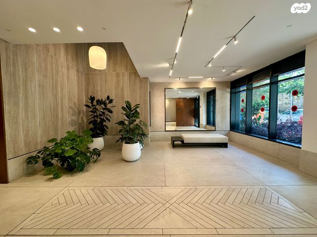 גג/ פנטהאוז, אנה פרנק, חרוזים, רמת גן