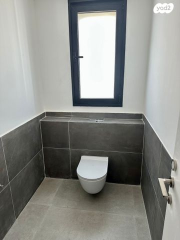 גג/ פנטהאוז, אנה פרנק, חרוזים, רמת גן