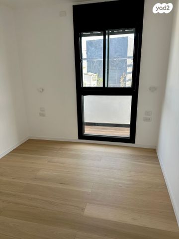 גג/ פנטהאוז, אנה פרנק, חרוזים, רמת גן