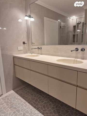 גג/ פנטהאוז, דודו דותן, עיר ימים, נתניה