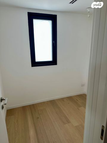 גג/ פנטהאוז, אנה פרנק, חרוזים, רמת גן