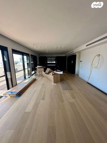 גג/ פנטהאוז, אנה פרנק, חרוזים, רמת גן