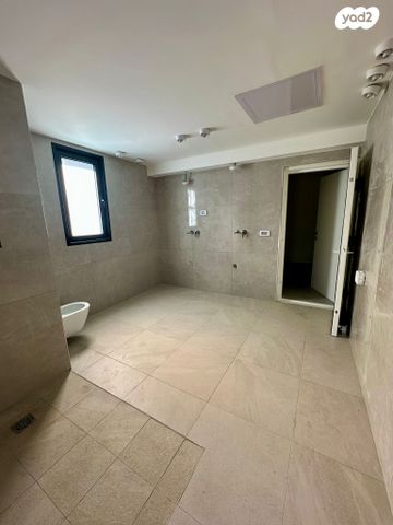 גג/ פנטהאוז, אנה פרנק, חרוזים, רמת גן