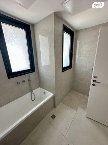 גג/ פנטהאוז, אנה פרנק, חרוזים, רמת גן