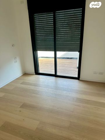 גג/ פנטהאוז, אנה פרנק, חרוזים, רמת גן