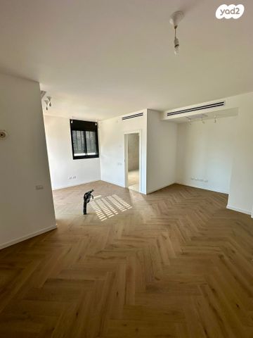 גג/ פנטהאוז, אנה פרנק, חרוזים, רמת גן