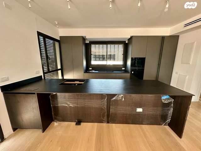 גג/ פנטהאוז, אנה פרנק, חרוזים, רמת גן