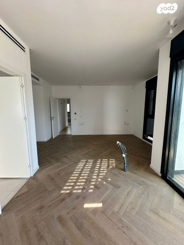 גג/ פנטהאוז, אנה פרנק, חרוזים, רמת גן