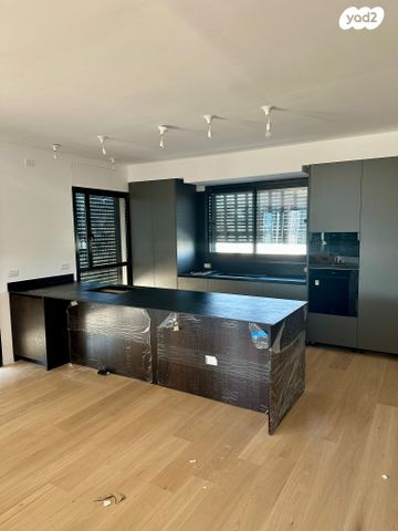 גג/ פנטהאוז, אנה פרנק, חרוזים, רמת גן