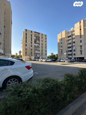 ד"ר אברהם אליהו הרכבי 19