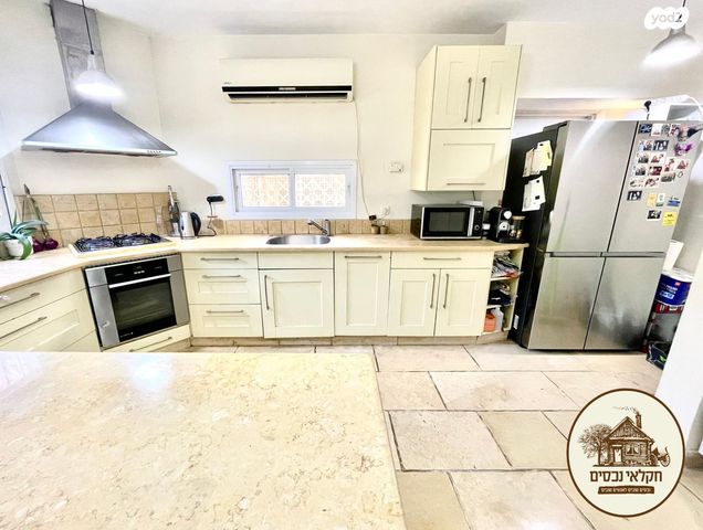 דירת גן, האתרוג, צור משה