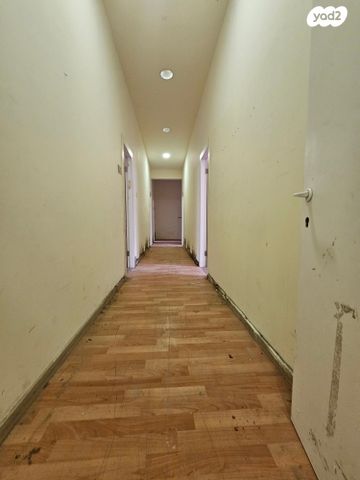 בניין משרדים, בן דור, נשר