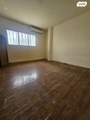 בניין משרדים, בן דור, נשר