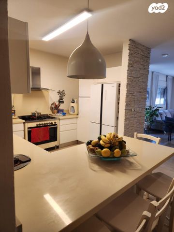 דו משפחתי, עפרוני 22, צוותא ב, אלפי מנשה