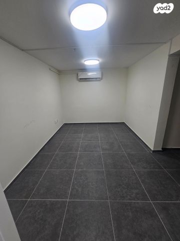 משרדים, יבנה