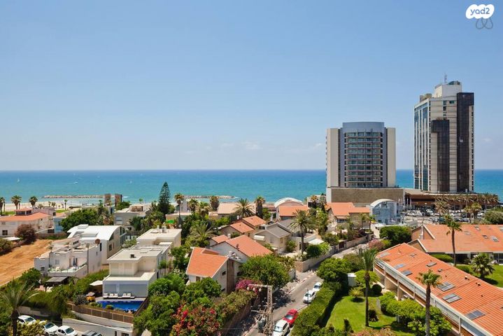 גג/ פנטהאוז, קדושי השואה, הרצליה פיתוח, הרצליה