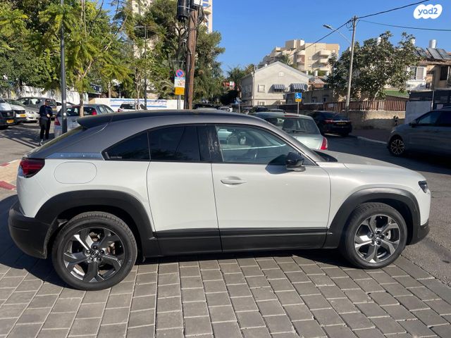 מודעת רכב מאזדה MX-30