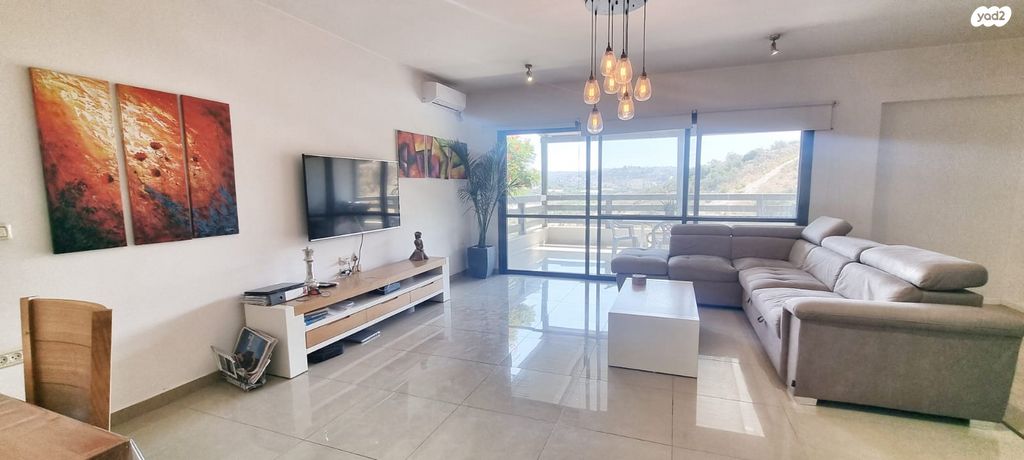 דו משפחתי, אורנית