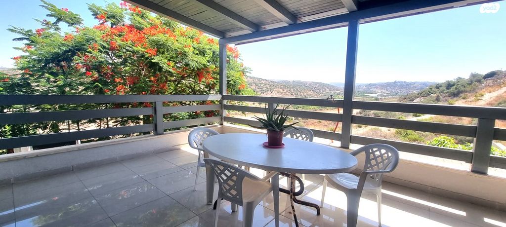 דו משפחתי, אורנית