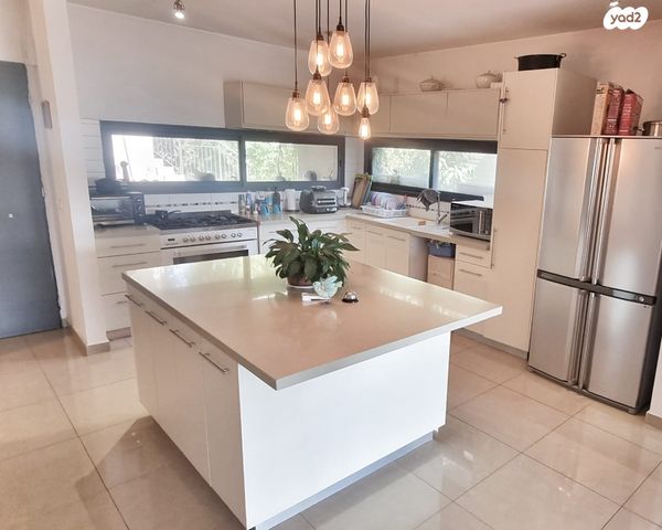 דו משפחתי, אורנית