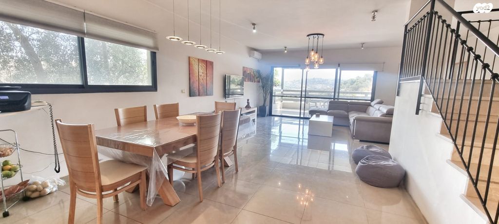 דו משפחתי, אורנית