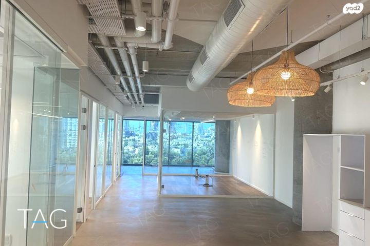 דרך מנחם בגין 156