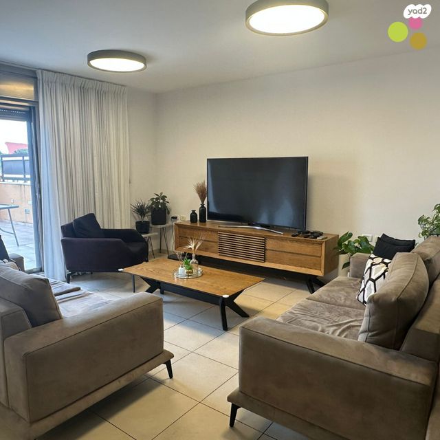 דו משפחתי, מול היקב, זכרון יעקב