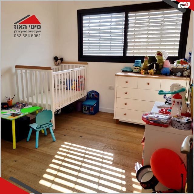 דו משפחתי, תל מונד