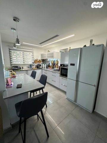 לאה גולדברג 