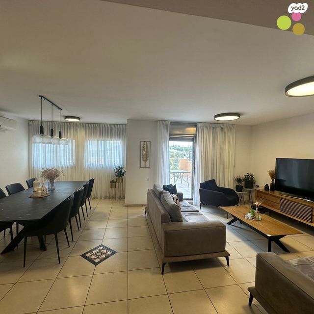 דו משפחתי, מול היקב, זכרון יעקב