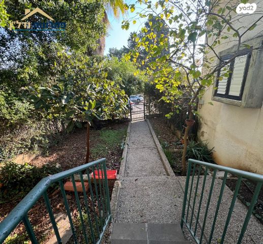 דירת גן, חנה סנש, קרית אתא