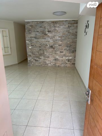 בית פרטי/ קוטג', החרוב 12, שכונה ותיקה - מרכז העיר, מעלות תרשיחא